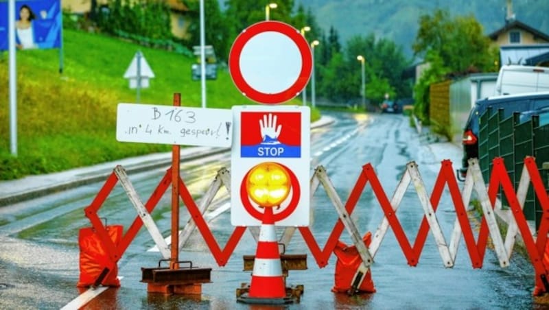 St. Johann im Pongau am 22. August: Nach Murenabgängen wurde unter anderem diese Straße gesperrt. (Bild: Gerhard Schiel)