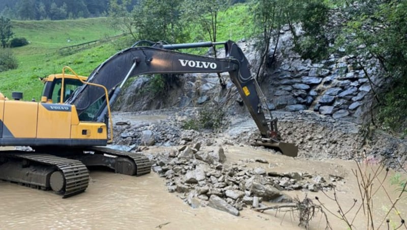 Die Baggerarbeiten begannen noch am Abend (Bild: zoom.tirol)