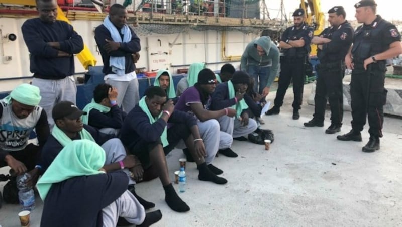 Migranten auf Lampedusa (Bild: The Associated Press)