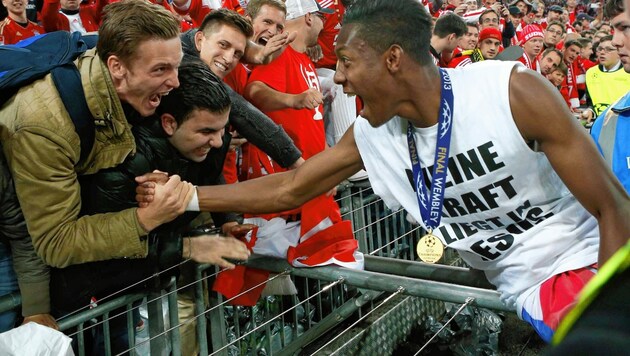 Alex Aschauer gratulierte Alaba 2013 im Wembley-Stadion, rechts daneben freute sich auch Philipp Petermann. (Bild: GEPA)