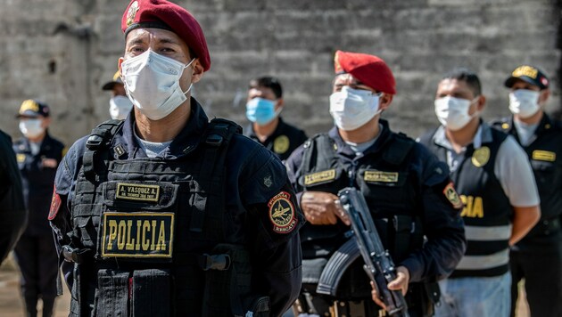 Die peruanische Polizei sprengte eine illegale Corona-Party. Deshalb brach eine Massenpanik aus, bei der 13 Menschen ums Leben kamen. (Bild: AFP)