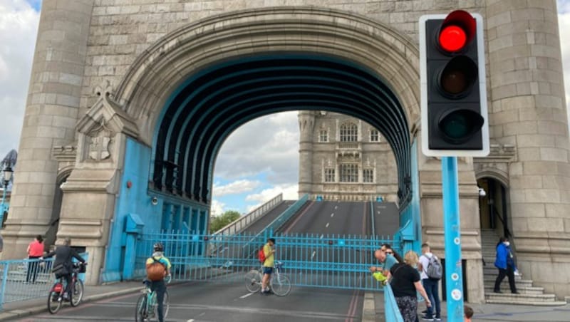 Sechs Stunden war die Tower Bridge in London geschlossen. (Bild: Associated Press)