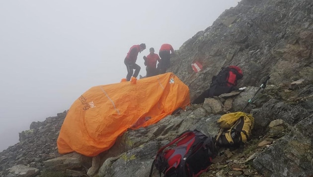 Die Wanderer mussten aus steilem Felsengelände bei Wind und Wetter gerettet werden. (Bild: Zoom. Tirol)
