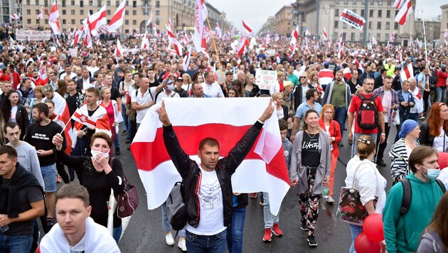 Am Sonntag nahmen in der weißrussischen Hauptstadt Minsk wieder Zehntausende Menschen an Demonstrationen gegen Lukaschenko teil. (Bild: AFP)