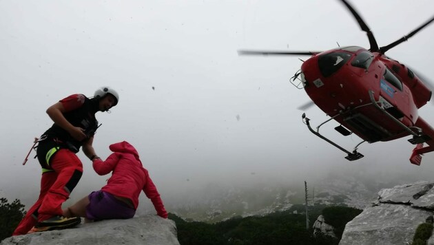 Der Helikopter kommt zur Rettung der Verletzten angeschwebt. (Bild: Bergrettung Ebensee)