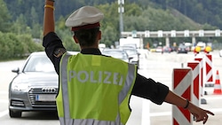 Österreichische Kontrollen an der Grenze zu Slowenien (Symbolbild). (Bild: APA/Gerd Eggenberger)