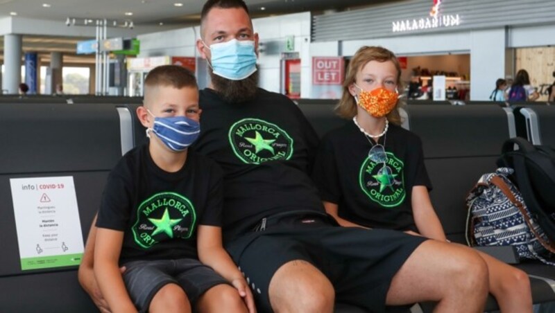 Papa Christoph Fromm mit Lina und Luca (Bild: Scharinger Daniel)