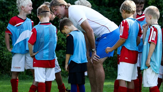 Hat momentan auch viel Gesprächsbedarf, nicht nur bei seinen Kindercamps: Grünau-Coach Franz Aigner. (Bild: Tröster Andreas)