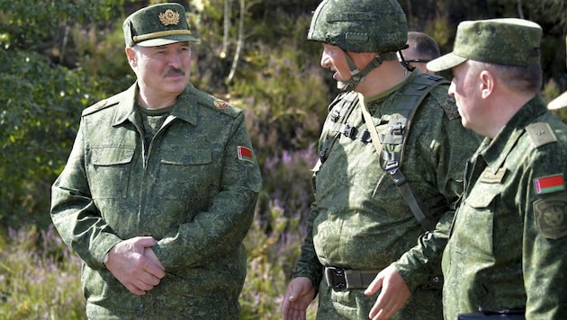 Der weißrussische Präsdient Alexander Lukaschenko im Gespräch mit Soldaten (Bild: AP)