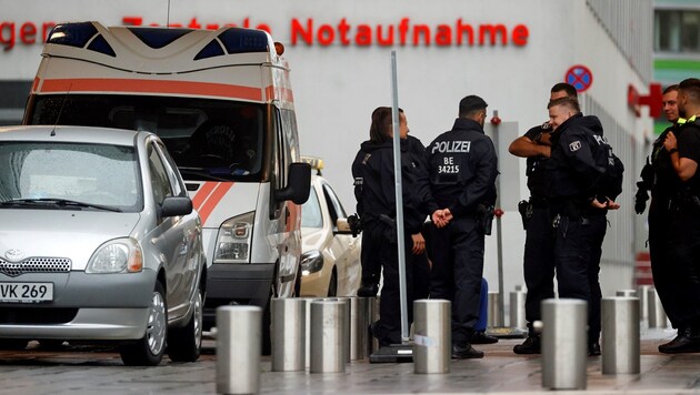 Polizeipräsenz vor der Berliner Charite (Bild: APA/AFP/ODD ANDERSEN)