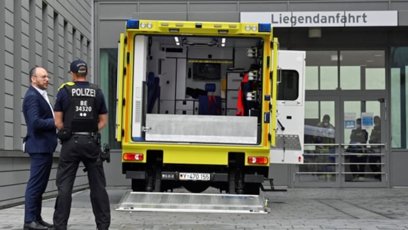 Polizeipräsenz vor der Berliner Charité (Bild: APA/AFP/JOHN MACDOUGALL)