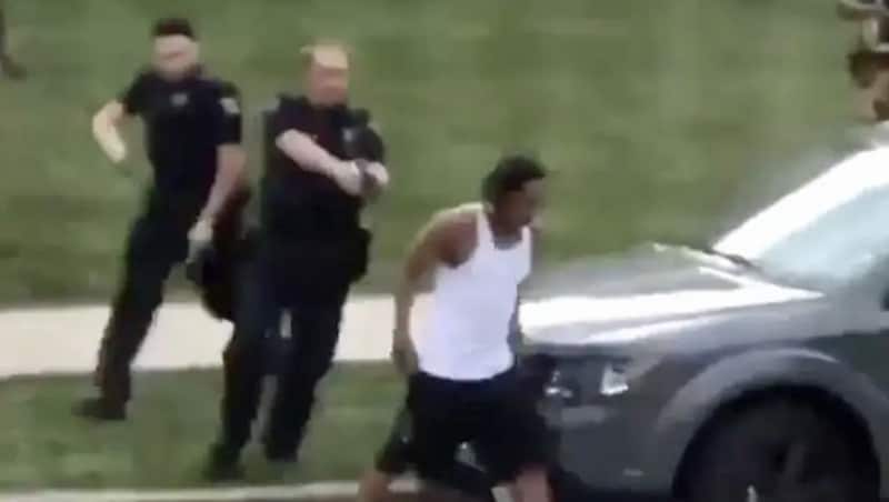 Ein Video auf Twitter zeigt die dramatischen Szenen: Jacob Blake geht, gefolgt von Polizisten mit gezogener Waffe, zu seinem Auto. Als er einsteigt, packt ihn ein Polizist, dann werden sieben Schüsse abgefeuert ... (Bild: twitter.com/AttorneyCrump)