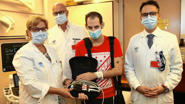 Die Ärzte Tschernko, Laufer, Zimpfer (v. li.) mit Patient K. (Bild: Klemens Groh)