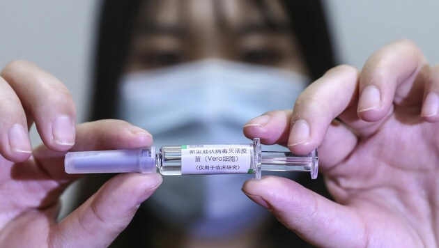 Eine Mitarbeiterin von Sinopharm mit dem Impfstoff des Konzerns (Bild: Xinhua)