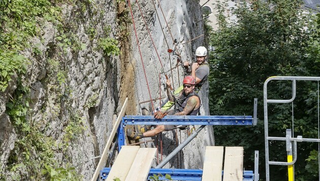 In luftigen Höhen baumeln die Bauleute bei der Restaurierung am Mönchsberg. (Bild: Tschepp Markus)