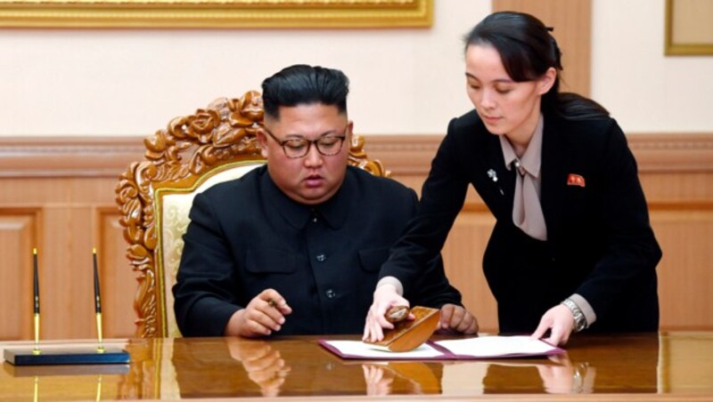 Kim Yo Jong, die Schwester des Machthabers Kim Jong Un, hat ein besseres Verhältnis zum Machthaber - sie fungiert als seine Assistentin. (Bild: AP)