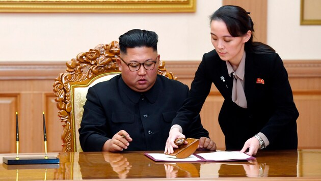 Kim Yo Jong hilft ihrem Bruder, dem nordkoreanischen Machthaber Kim Jong Un. (Bild: AP)