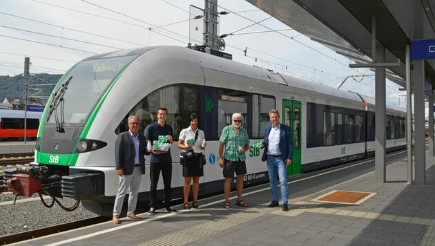 GF DI Dr. Peter Gspaltl (VStG), Adrian Geringer (StB), Heidi Derler (StB) und GF Mag. Gerhard Harer (StB) gemeinsam mit einem Fahrgast der Steiermarkbahn am Hauptbahnhof Graz (Bild: StB)