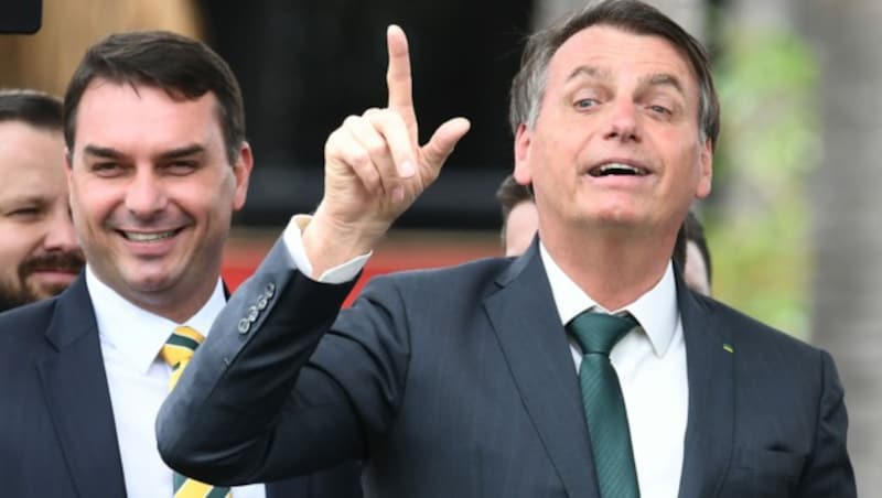 Flavio Bolsonaro, der älteste Sohn des brasilianischen Präsidenten, hier mit seinem Vater (Bild: AFP)