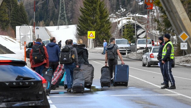Während Tiroler Skigebiete unter Quarantäne gestellt wurden, durften Urlauber dennoch ihre Heimreise antreten - alleine aus Ischgl dürfte das Virus in 45 weitere Staaten getragen worden sein. (Bild: APA/EXPA/ERICH SPIESS)