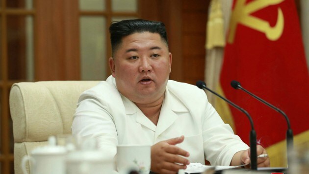 Kim Jong Un beim Krisentreffen ranghoher Parteifunktionäre zur Corona-Pandemie (Bild: KCNA via KNS)