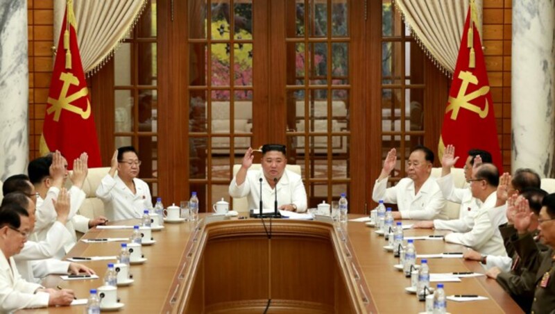 Kim Jong Un beim Krisentreffen ranghoher Parteifunktionäre zur Corona-Pandemie (Bild: AFP)