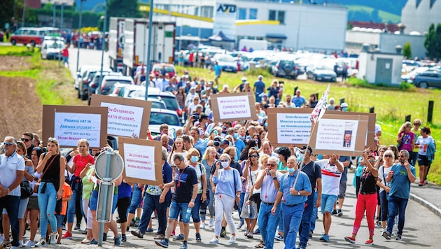 Hunderte demonstrierten im August 2020 gegen die Kündigungen bei ATB. (Bild: Lucas Pripfl)