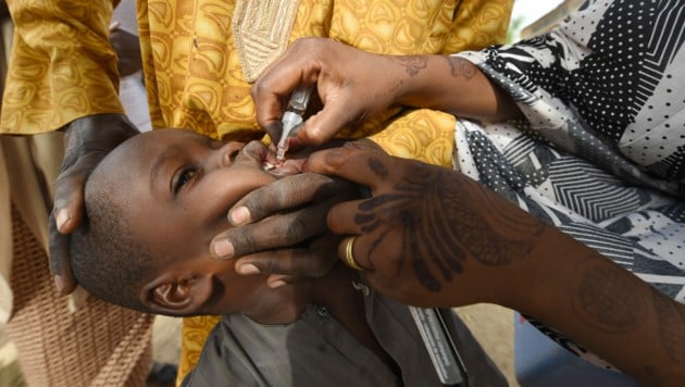 In Afrika werden Kinder vorrangig mittels Schluckimpfung gegen das gefährliche Poliovirus geimpft. (Bild: AFP/PIUS UTOMI EKPEI)
