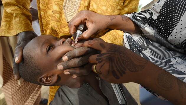 In Afrika werden Kinder vorrangig mittels Schluckimpfung gegen das gefährliche Poliovirus geimpft. (Bild: AFP/PIUS UTOMI EKPEI)