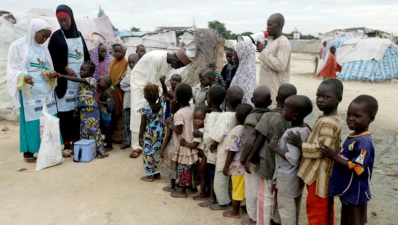 Nach jahrzehntelangen Bemühungen konnte Afrika das wild vorkommenden Poliovirus für besiegt erklären - auf dem Kontinent ist nur noch ein vereinzelt vorkommendes Virus aktiv, das aus einem Impfstoff stammt. (Bild: AP/Sunday Alamba)