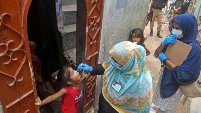 Der Ausbruch des Coronavirus hat Pakistans Bestreben, Polio einzudämmen zurückgeworfen. Mit einer Tür-zu-Tür-Aktion versucht Gesundheitspersonal dennoch möglichst viele Kinder zu impfen. (Bild: AFP/Asif HASSAN)