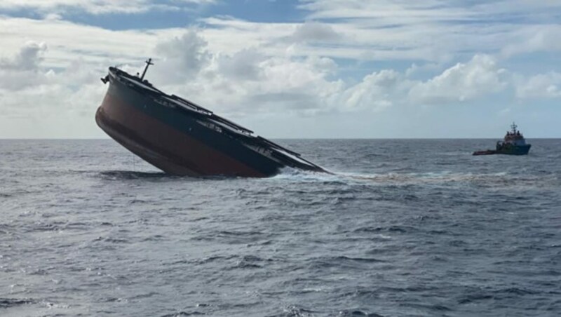 Ein Stück des Schiffes ragt aus dem Meer. (Bild: AFP)