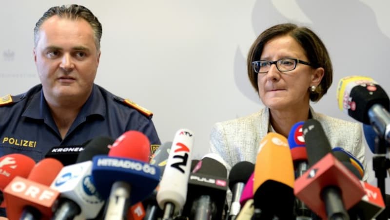 Erklärungsversuche nach der Tragödie: Schwere Stunden für die damalige Innenministerin Johanna Mikl-Leitner und ihren Polizeichef aus dem Burgenland, Hans Peter Doskozil (Bild: APA/ROLAND SCHLAGER)