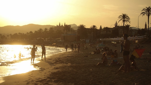 Da es in der jüngeren Vergangenheit vermehrt zu abendlichen Saufgelagen am Strand gekommen ist, sperrt die Baleareninsel Mallorca nachts die Strände. (Bild: AP)