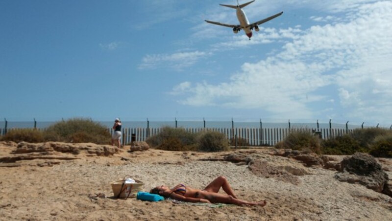 Auch aufgrund der neuesten Reisewarnung sind die Maschinen nach Mallorca fast leer. (Bild: AP)