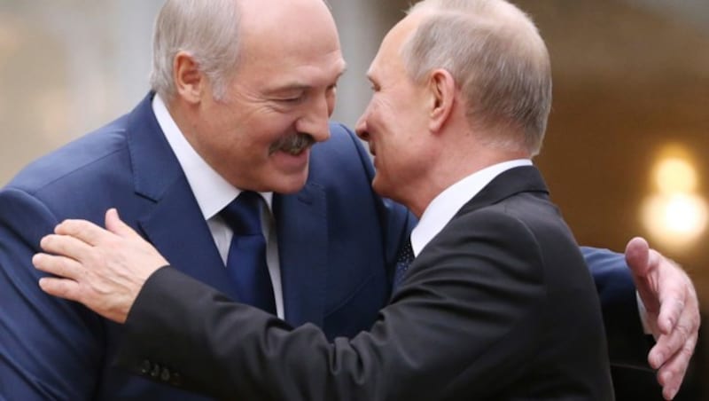 Alte Freunde: Der weißrussische Präsident Alexander Lukaschenko und sein russischer Amtskollege Wladimir Putin. (Bild: AP)