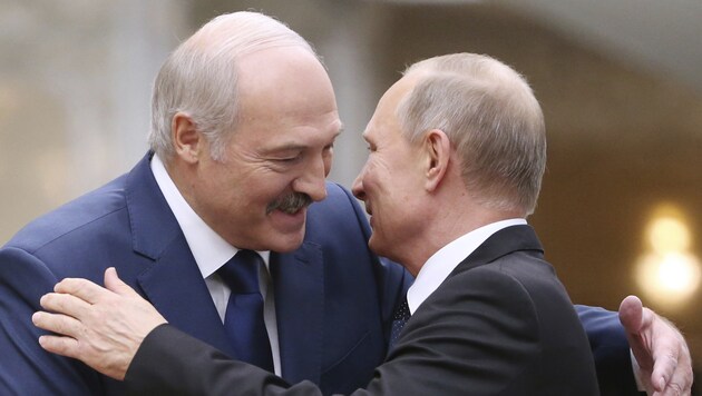 Alte Freunde: Der weißrussische Präsident Alexander Lukaschenko und sein russischer Amtskollege Wladimir Putin. (Bild: AP)