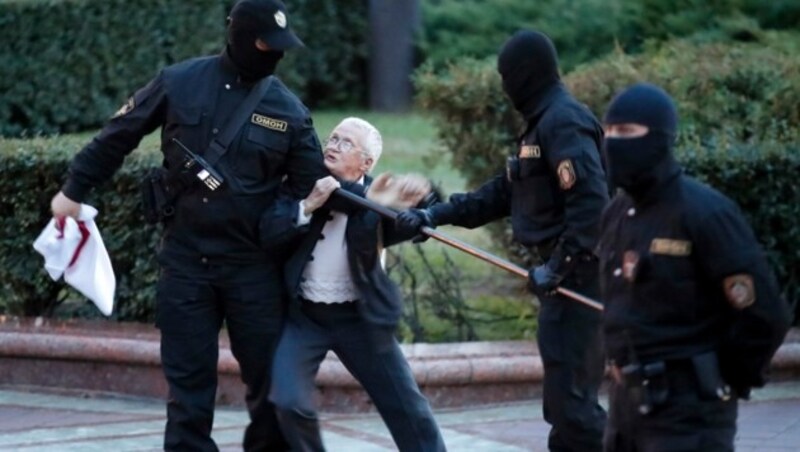 Die oppositionelle Aktivistin Nina Baginskaya liefert sich eine Auseinandersetzung mit der Polizei während einer Demonstration für die Opposition in Minsk am Mittwoch. (Bild: AP)