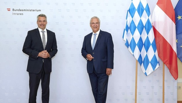 Innenminister Karl Nehammer (ÖVP) und Bayerns Innenminister Joachim Herrmann (CSU) am Donnerstag anlässlich eines Arbeitsgesprächs zur Bekämpfung von Schleppern (Bild: APA/BMI/KARL SCHOBER)