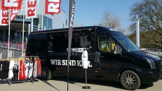 Sogar der Bus mit Fanartikeln des THW Kiel ist in Graz. (Bild: Didi Peissl)