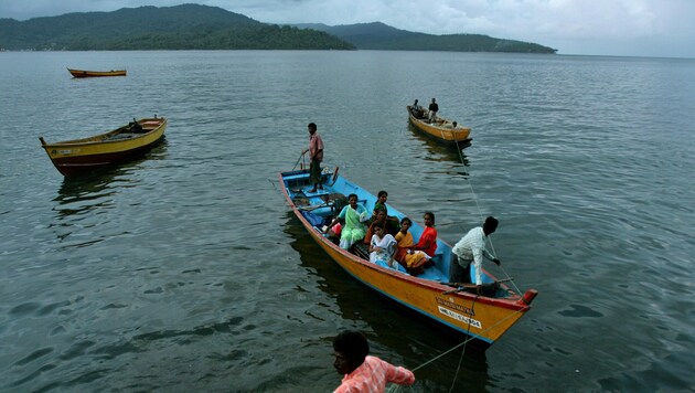 Fischer kehren nach Port Blair zurück, dem Hauptort der Andamanen. Schon zehn Angehörige der Groß-Adamaner wurden positiv auf das Coronavirus getestet. (Bild: AP)