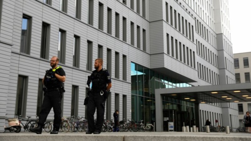 Deutsche Polizisten stehen vor der Berliner Charité Wache, wo der Kreml-Kritiker Alexej Nawalny derzeit nach einer möglichen Vergiftung im Koma liegt. (Bild: AFP)