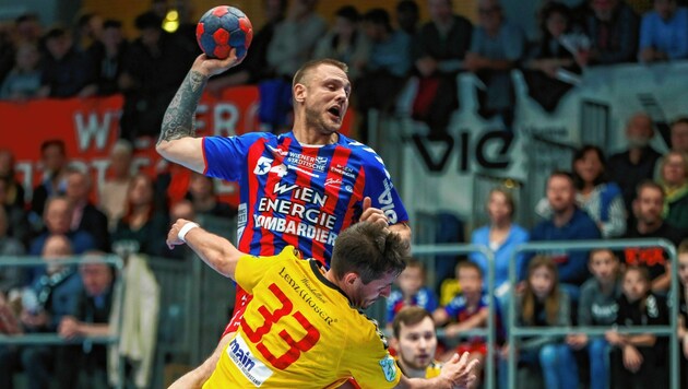 Als Spieler feierte Vitas Ziura (Ball) mit den Fivers viele Erfolge, gewann im österreichischen Handball alles, was es gibt. (Bild: GEPA pictures)