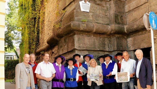 Bürgermeisterin Maria-Luise Mathiaschitz und die Initiatoren der Aktion beim Villacher Tor. Das sind noch Überreste der alten Befestigung. (Bild: Stadtpresse Konitsch)