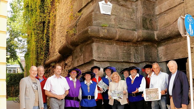 Bürgermeisterin Maria-Luise Mathiaschitz und die Initiatoren der Aktion beim Villacher Tor. Das sind noch Überreste der alten Befestigung. (Bild: Stadtpresse Konitsch)