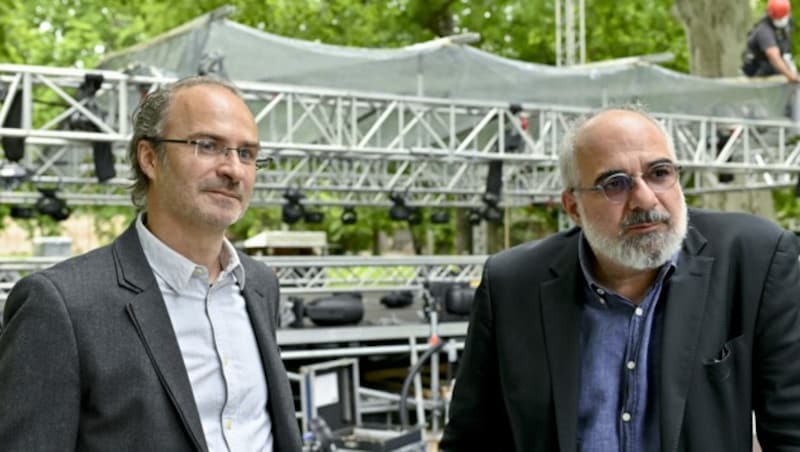 Die Initiatoren des „Theater im Park“: Georg Hoanzl und Michael Niavarani (Bild: APA/HERBERT NEUBAUER)