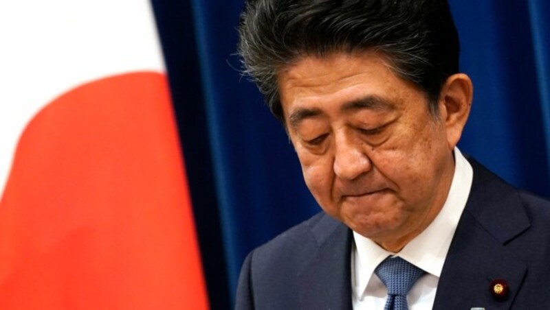 Japans Premierminister Shinzo Abe während seiner Rücktrittsrede (Bild: AP/Franck Robichon)