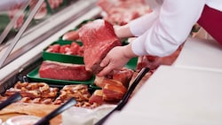 Mehr als jedes dritte Stück Fleisch aus Supermärkten ist mit Bakterien belastet (Symbolbild). (Bild: ©contrastwerkstatt - stock.adobe.com)