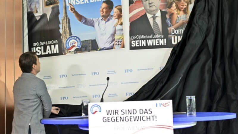 FPÖ-Spitzenkandidat Dominik Nepp begutachtet die Plakate seiner Partei für die Wien-Wahl. (Bild: APA/HERBERT NEUBAUER)