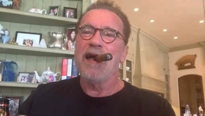 Home-Office bei Arnold Schwarzenegger: Beim Video-Interview mit seiner geliebten Zigarre (Bild: Enterpress News)